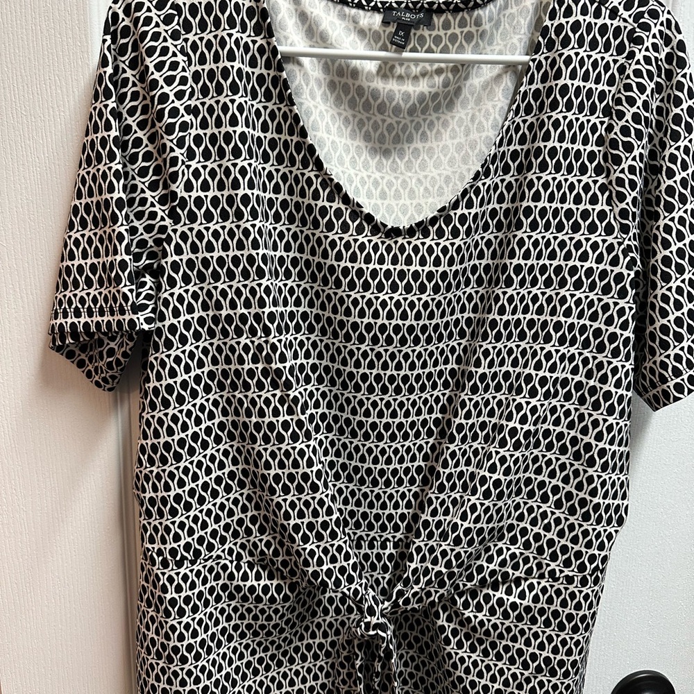 Talbots Women's Black and White Patterned top size 1XL/ NWOT A209